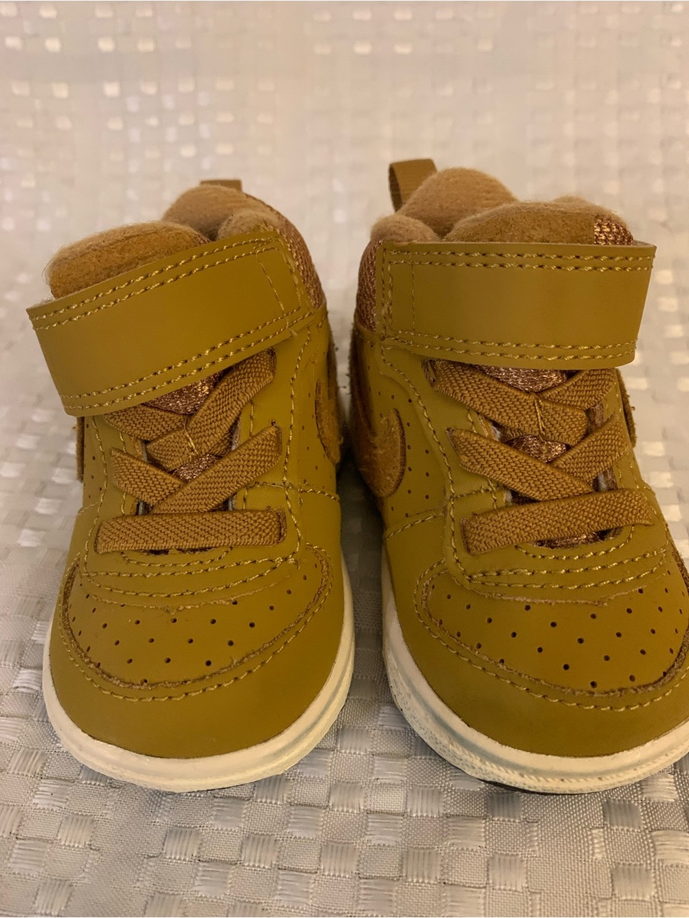 Nike Toddlers little tan high tops, size 2C. Bottom sole 4.5 inches, heel to toe